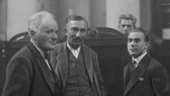 Oskarżeni w procesie brzeskim: Kazimierz Bagiński, Wincenty Witos i Herman Lieberman (stoją od prawej). Fot. NAC