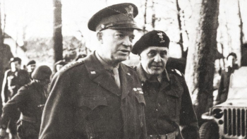 Gen. Dwight Eisenhower (L) i gen. Stanisław Maczek. 1944 r. Fot. CAW. Źródło: Wikimedia Commons