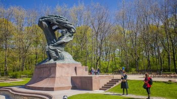 Pomnik Fryderyka Chopina w Łazienkach Królewskich. Fot. PAP/J. Ochoński