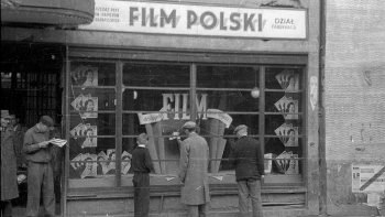 Przedsiębiorstwo Państwowe Film Polski: czytelnicy przed witryną w Łodzi, na której jest prezentowany nr 4 dwutygodnika Film (16-30 września 1946 r.). Fot. PAP/CAF