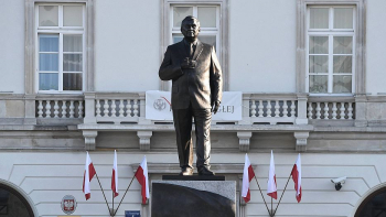 Pomnik prezydenta RP Lecha Kaczyńskiego na pl. Piłsudskiego w Warszawie. Fot. PAP/R. Pietruszka
