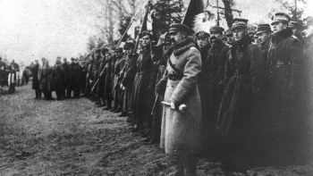 Marszałek Józef Piłsudski przyjmuje defiladę wojsk po otrzymaniu buławy marszałkowskiej. Fot. NAC