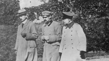 Józef Piłsudski, Kazimierz Sosnkowski i oficer armii niemieckiej Schlossmann w czasie spaceru na terenie twierdzy w Magdeburgu. Źródło: NAC