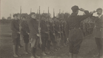 Związek Harcerstwa Polskiego, obóz wartowniczy w Pruszkowie. 1920 r. Źródło: CBN Polona