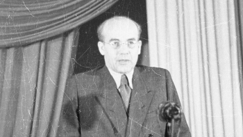 Władysław Gomułka, przywódca partii polskich komunistów, przemawia na I Zjeździe PPR. Warszawa, 06.12.1945. Fot. PAP/CAF