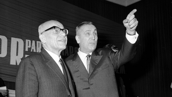 Władysław Gomułka (L) i Edward Gierek podczas wojewódzkiej konferencji spraowzdawczo-wyborczej PZPR w Katowicach. 1967 r. Fot. PAP/CAF/K. Seko