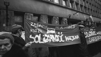 Protest przed Sądem Najwyższym podczas rozprawy ws. rejestracji NSZZ Rolników Solidarność Wiejska. Warszawa, 30.12.1980. Fot. PAP/G. Rogiński