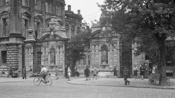 Brama Uniwersytetu Warszawskiego. 1946 r. Fot. PAP/CAF/S. Dąbrowiecki