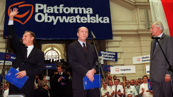 Donald Tusk (L), Maciej Płażyński (C) i Andrzej Olechowski podczas konwencji Platformy Obywatelskiej. 07.2001. Fot. PAP/A. Rybczyński