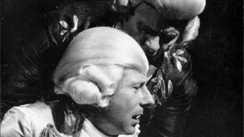 Teatr na Woli: Roman Polański (L) i Tadeusz Łomnicki podczas przedstawienia „Amadeusz”. 1981 r. Fot. PAP/CAF/H. Rosiak
