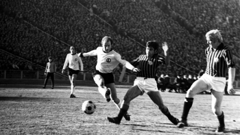 Mecz o Puchar Zdobywców Pucharów zespołów Legii Warszawa i AC Milan: Robert Gadocha (L). Warszawa, 10.1972. Fot. PAP/Bierut