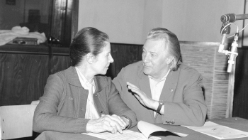 Elżbieta Wieczorkowska jako Janiakowa i Stefan Śródka jako Janiak podczas nagrywania odcinka słuchowiska radiowego "W Jezioranach" w Polskim Radiu. 1975 r. Fot. NAC