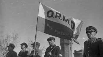 Zbiórka Ochotniczej Rezerwy Milicji Obywatelskiej (ORMO) z Ciechanowa i okolicznych powiatów. Ciechanów, 1947 r. Fot. PAP/CAF