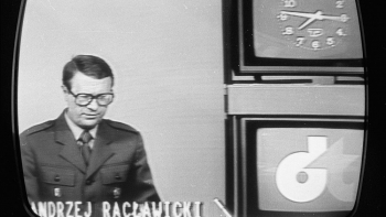 Dziennik TV w stanie wojennym: na ekranie telewizora prezenter Andrzej Racławicki w wojskowym mundurze. Fot. PAP/CAF/T. Zagoździński