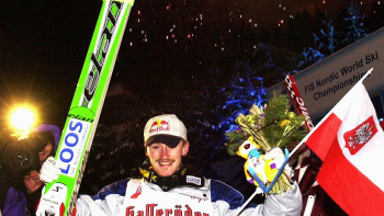 Adam Małysz zdobył złoty medal mistrzostw świata w skokach narciarskich. Lahti, 23.02.2001. Fot. PAP/EPA