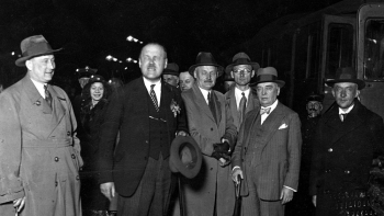 Grupa przemysłowców z prezesem Andrzejem Wierzbickim (z kapeluszem w dłoni). 1931 r. Fot. NAC