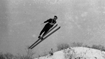Skok Wojciecha Fortuny na Igrzyskach Olimpijskich w Sapporo w 1972 r. Fot. PAP/CAF/Archiwum