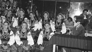 Chór w strojach łowickich podczas próby śpiewu, 1. z prawej siedzi Mira Zimińska-Sygietyńska. 1975 r. Fot. NAC