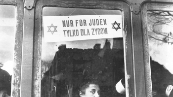 Tramwaj z tabliczką „Nur für Juden. Tylko dla Żydów”. Warszawa, 10.1940. Źródło: Wikimedia Commons