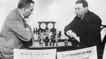 Pojedynek szachowy pomiędzy Akibą Rubinsteinem (P) a Efimem Bogoljubowem. Międzynarodowy Turniej Szachowy w Moskwie. 1925 r. Fot. NAC