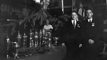 Powitanie zwycięzców Wioślarskich Mistrzostw Europy Jerzego Ustupskiego (z lewej) i Rogera Vereya w siedzibie AZS-u. Kraków, 1935 r. Fot. NAC