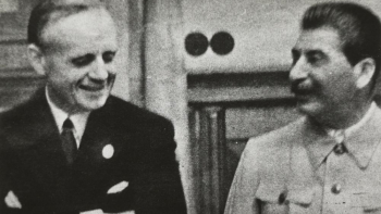 Podpisanie paktu Ribbentrop-Mołotow: Joachim von Ribbentrop i Józef Stalin. Źródło: CBN Polona