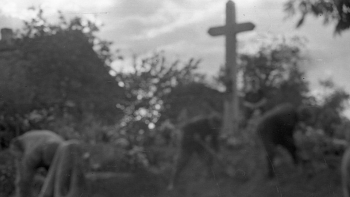 Zbrodnia w Wierzchowinach – pochówek ofiar. 06.1945. Fot. PAP/CAF/Zawadzki