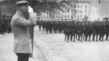 Józef Piłsudski przyjmuje defiladę wojsk z okazji przyłączenia Wileńszczyzny do Polski na placu Katedralnym w Wilnie. 04.1922. Fot. NAC