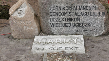 Miejsce którędy biegł tunel „Harry” na terenie Muzeum Obozów Jenieckich w Żaganiu. Fot. PAP/L. Muszyński