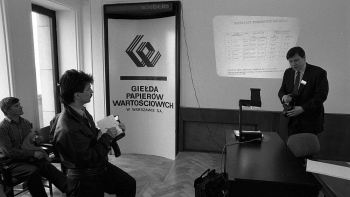 Pierwsza sesja giełdowa w siedzibie Giełdy Papierów Wartościowych. Warszawa, 16.04.1991. Fot. PAP/C. Słomiński