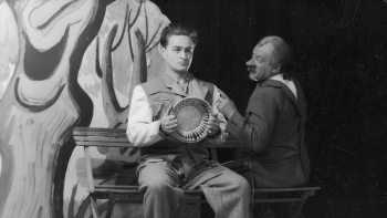 Adolf Dymsza (z lewej) i Tadeusz Olsza w skeczu "Sznycel" w kabarecie "Qui Pro Quo" w Warszawie. Fot. NAC