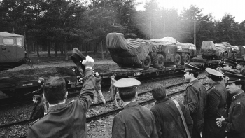 Sowiecki pociąg z pododdziałami i ciężkim sprzętem wojskowym opuszcza Polskę. Borne Sulinowo, 1991 r. Fot. PAP/CAF