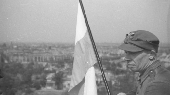 Żołnierze z dywizji im. Tadeusza Kościuszki zawiesili polską flagę na Kolumnie Zwycięstwa. Berlin, 02.05.1945. PAP/CAF/Reprodukcja 