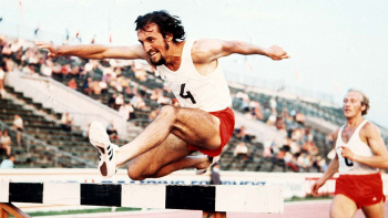 Bronisław Malinowski podczas biegu na 3000 metrów z przeszkodami. 1972 r. Fot. PAP/Z. Matuszewski