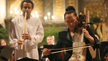 Maria Pomianowska gra na fidelu, a Mohammad Rasoul na flecie irańskim podczas festiwalu Bursztynowy Szlak w Kościele Garnizonowym w Kaliszu. Fot. PAP/T. Wojtasik
