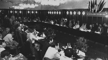 Ostatnia Sesja Rady Wzajemnej Pomocy Gospodarczej - porozumienie o rozwiązaniu. Budapeszt, 28.06.1991. Fot. PAP/CAF