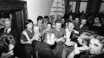 Na terenie Stoczni Gdańskiej realizowany jest film „Człowiek z żelaza” w reżyserii Andrzeja Wajdy. 15.02.1981. Fot. PAP/CAF/J. Uklejewski