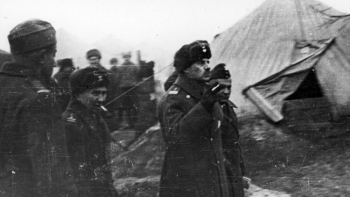 Gen. Władysław Anders dokonuje inspekcji oddziałów Armii Polskiej w ZSRS. Fot. NAC