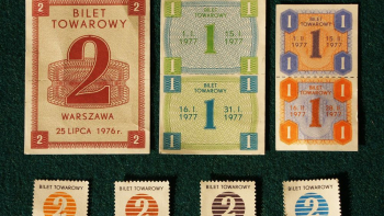 Bilety towarowe; pierwsze kartki na cukier wprowadzono w lipcu 1976 r. Były drukowane na wzór bonów towarowych PKO. W późniejszych latach kartki były skromniejsze. Fot. PAP/Reprodukcja/J. Morek