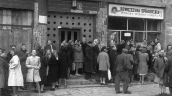 Kolejka przed sklepem mięsnym przy ul. Szustra 1. Warszawa, 1948 r. Fot. PAP/CAF 