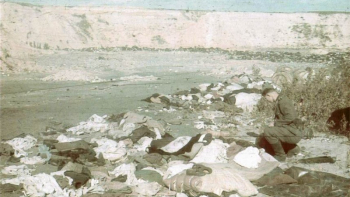 SS-man na miejscu masakry w Babim Jarze. Źródło: Wikimedia Commons