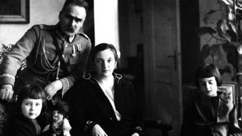 Marszałek Józef Piłsudski z żoną Aleksandrą Szczerbińską i córkami Wandą (P) i Jadwigą (L) w Belwederze. Fot. PAP/CAF/Reprodukcja