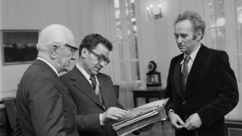 Od lewej prof. Kazimierz Michałowski, Józef Tejchma i Stefan Knapp. Fot. PAP/CAF/S. Dąbrowiecki