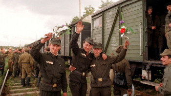 Ostatni rosyjski transport operacyjny opuszcza garnizon w Bornem-Sulinowie. 02.10.1992. Fot. PAP/J. Undro