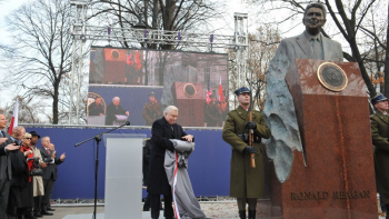 B. prezydent Lech Wałęsa (C) odsłonił pomnik 40. prezydenta USA Ronalda Reagana w Warszawie. Fot. PAP/A. Hrechorowicz