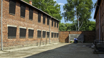 Ściana straceń w b. niemieckim obozie Auschwitz. Fot. PAP/J. Ochoński
