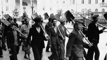 Mieszkańcy stolicy w drodze do kopania okopów. Warszawa, 09.1939. Fot. PAP/CAF