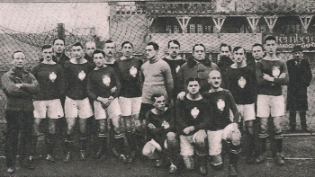 Piłkarska reprezentacja Polski przed pierwszym oficjalnym meczem – z Węgrami 18 grudnia 1921 r. w Budapeszcie. Źródło: Wikimedia Commons
