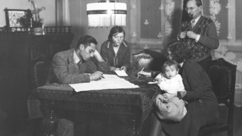 Rodzina z pomocą komisarza spisowego wypełnia arkusz spisowy. 12.1931. Fot. NAC