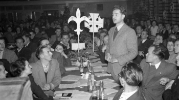 W dniach 8-10 XII 1956 r. w Łodzi obradował ogólnopolski Zjazd Działaczy Harcerskich, który przywrócił tradycyjną nazwę - ZHP, odznakę - Krzyż Harcerski i symbole. Fot. PAP/CAF